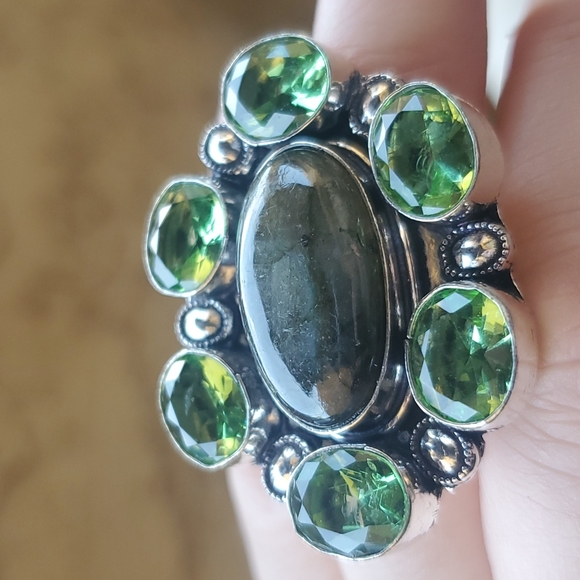 New Huge Labradorite and Tsavorite 925 Silver Statement Ring. - Picture 8 of 16